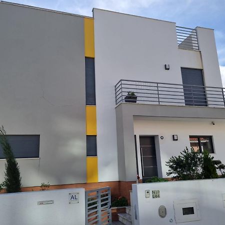 Mikaela Guest House Odivelas  Bagian luar foto